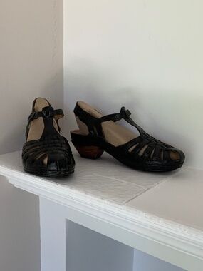 Women’s leather sandals, size 38, colour black